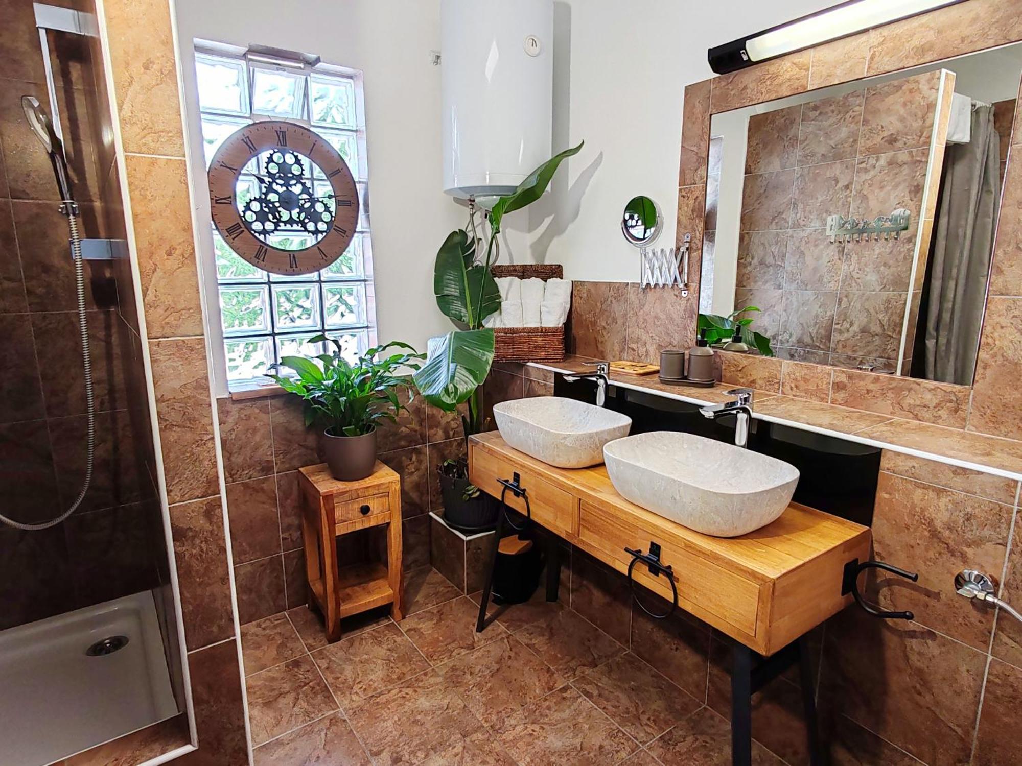 Art Gallery House With A Small Relaxing Pool 茨里克韦尼察 外观 照片