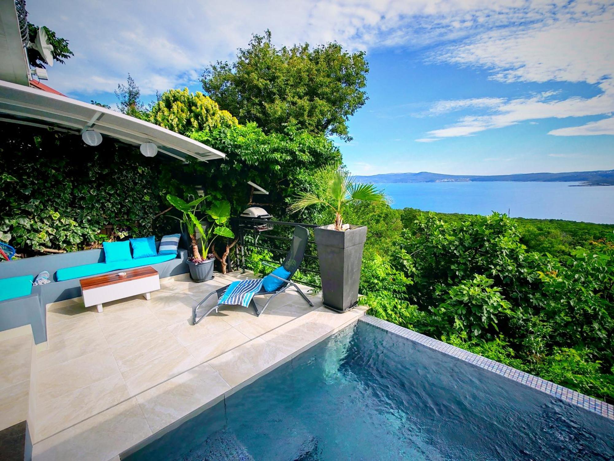 Art Gallery House With A Small Relaxing Pool 茨里克韦尼察 外观 照片